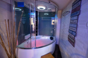 CLOCKWORKORANGE Luxury Suites 4-Minutes Away To Airport